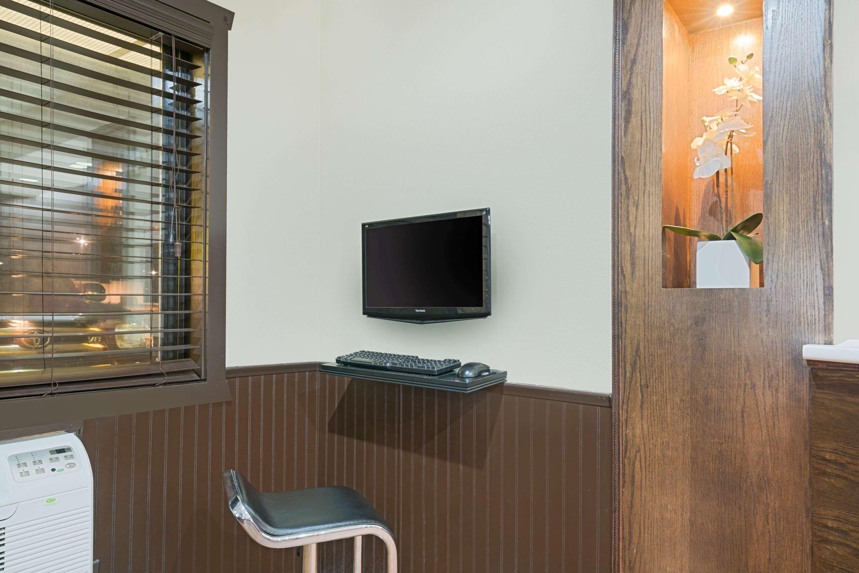 Centro de Negocios Super 8 by Wyndham Marshall MN