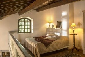 Alquiler Vacacional - L'Atelier, with its century-old oak trees and panoramic view of the Luberon region