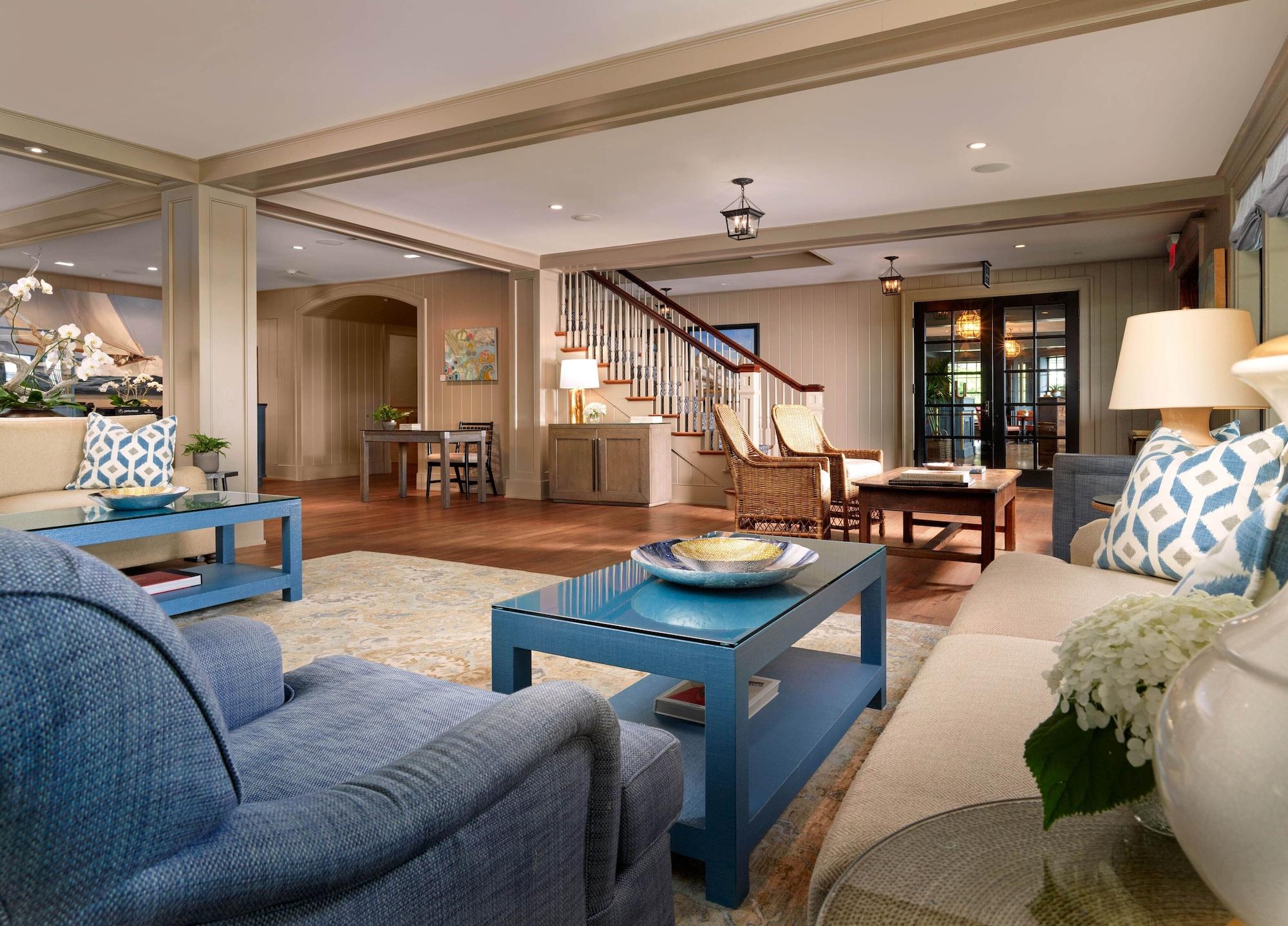 Vista Lobby Harbor View Hotel