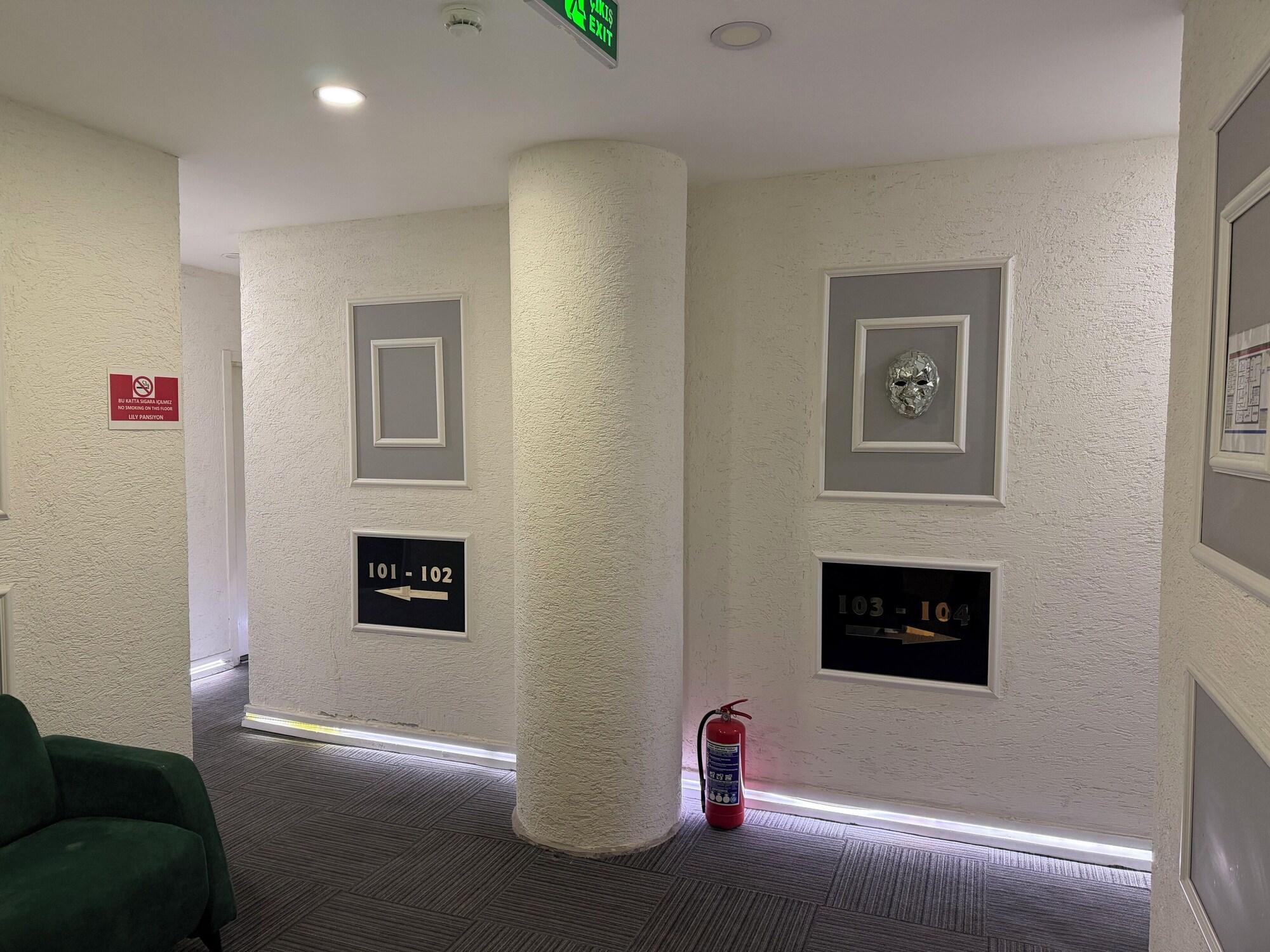 Vista Lobby Lily Airport Otel