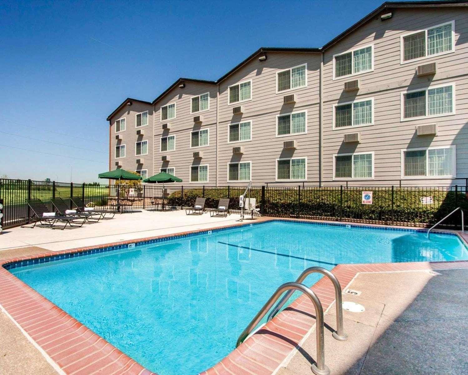Vista da piscina Quality Inn and Suites Eugene-Springfield