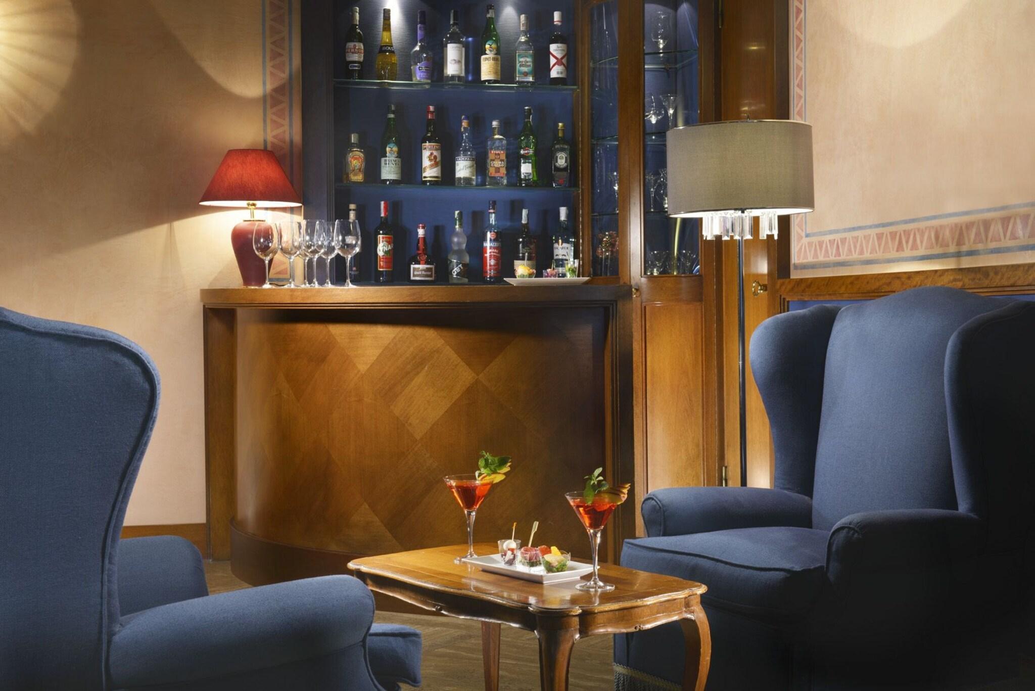 Bar/Salón Titano Suites