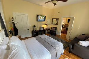 Alquiler Vacacional - Spacious 5-bedroom house with WiFi and AC in charming downtown Lawrence