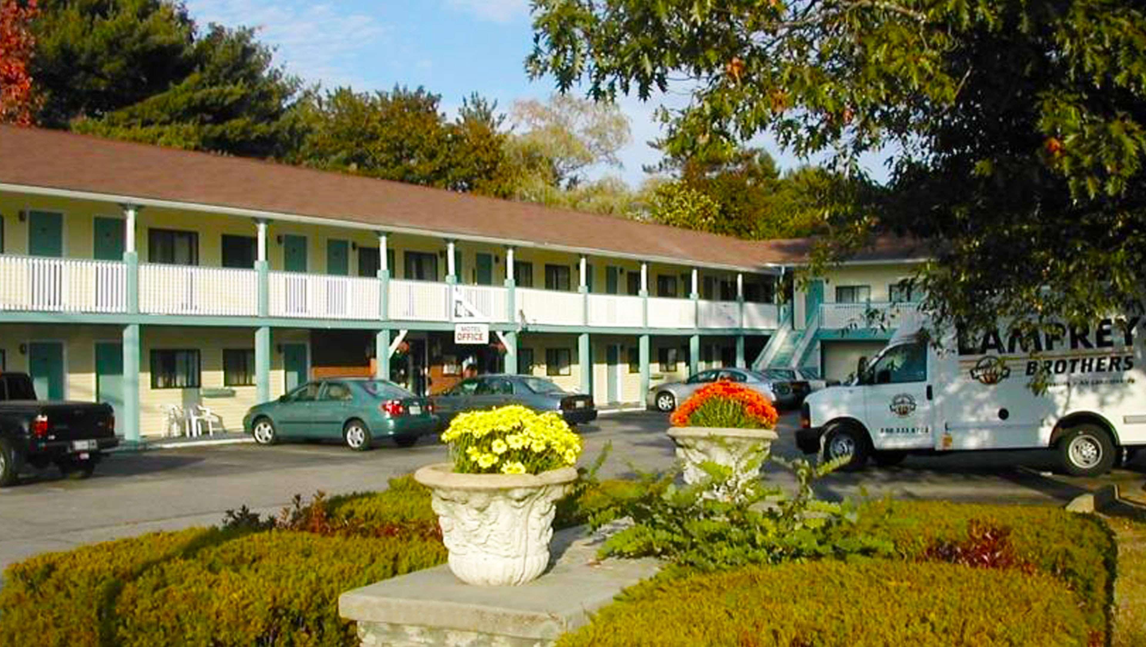 Varios Hampton Motor Inn