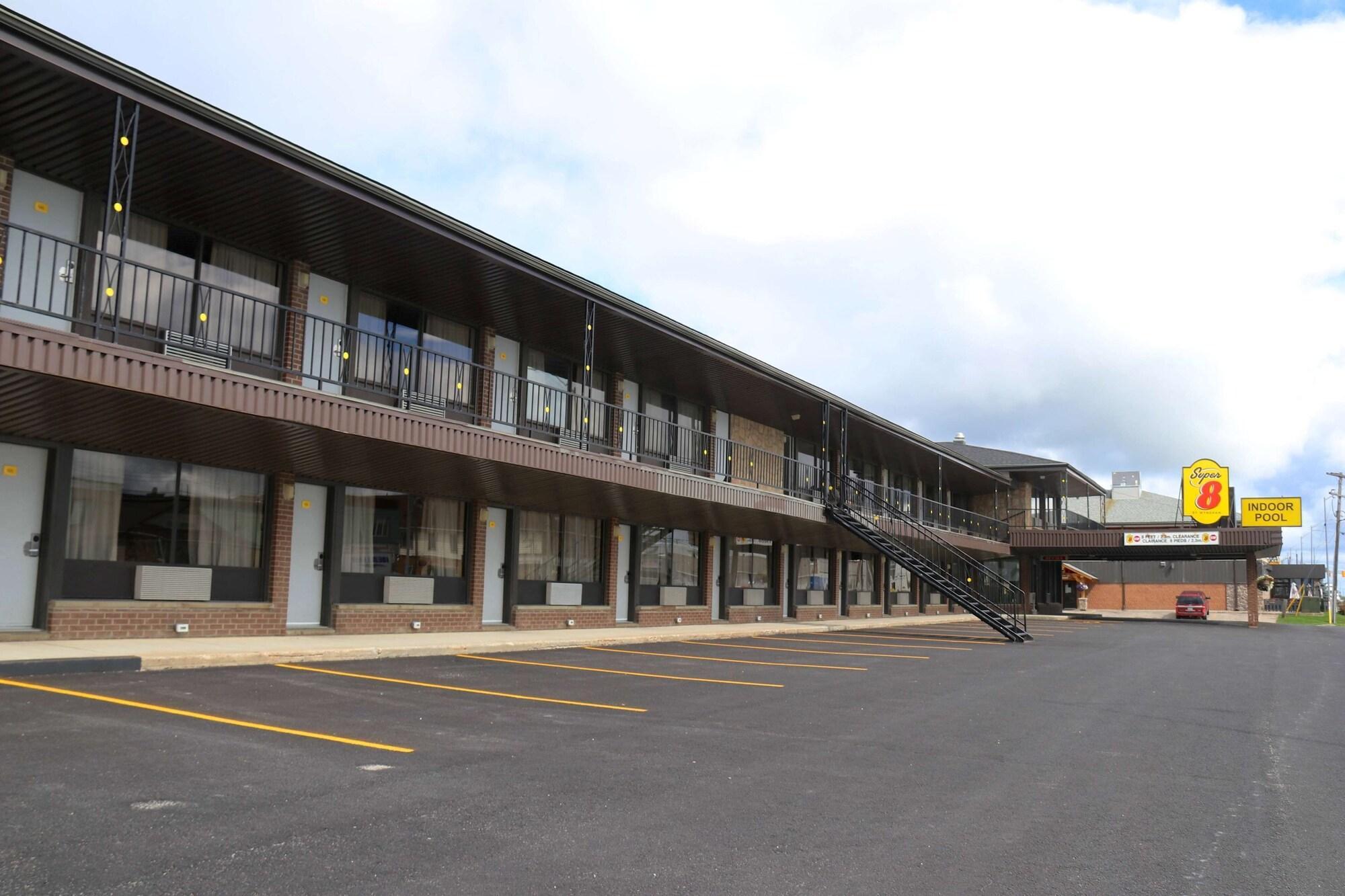 Vista Exterior Super 8 By Wyndham Hearst On