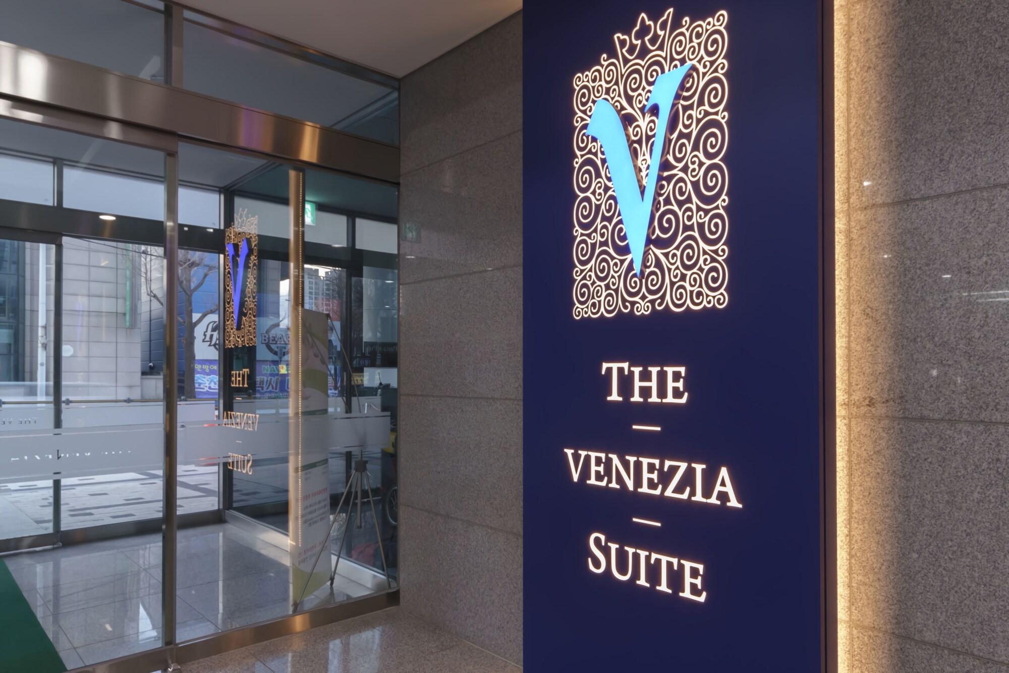 Vista Lobby The Venezia Suite Hotel