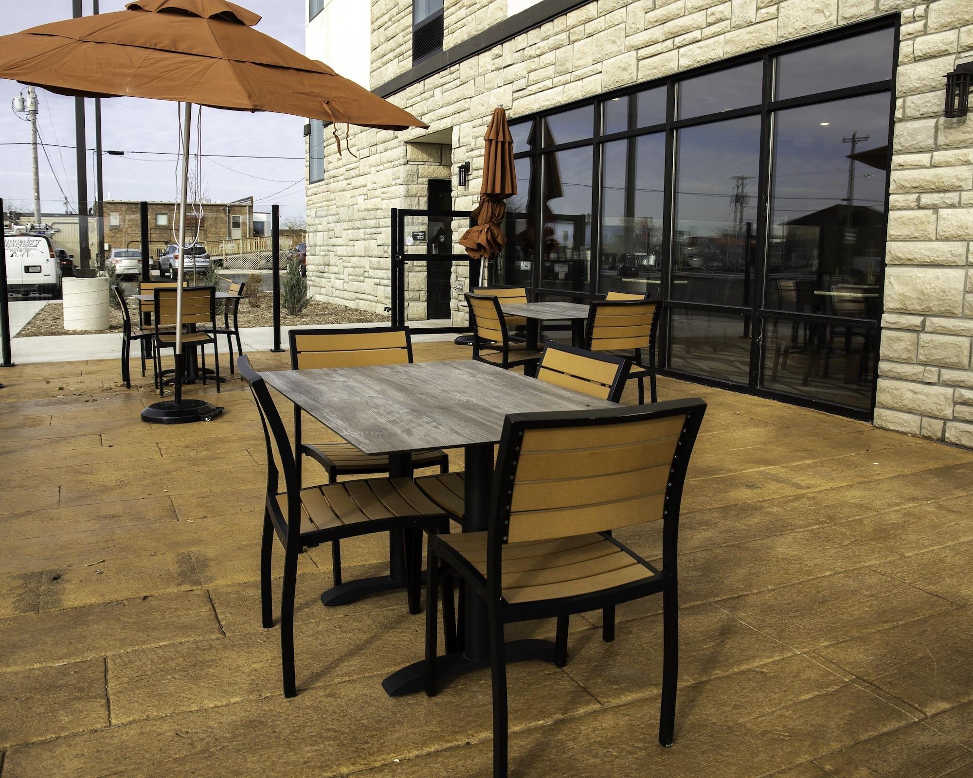 Vista Exterior Cobblestone Hotel & Suites - Two Rivers