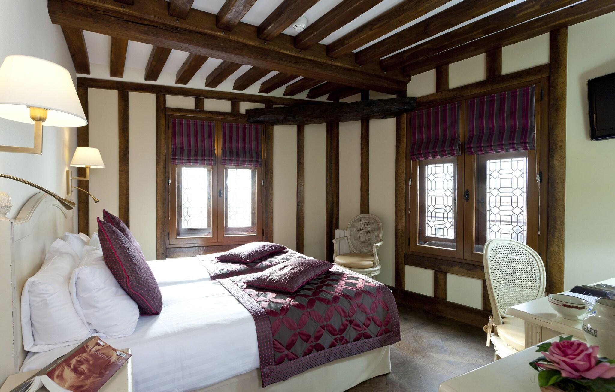Varios Auberge Saint-Pierre