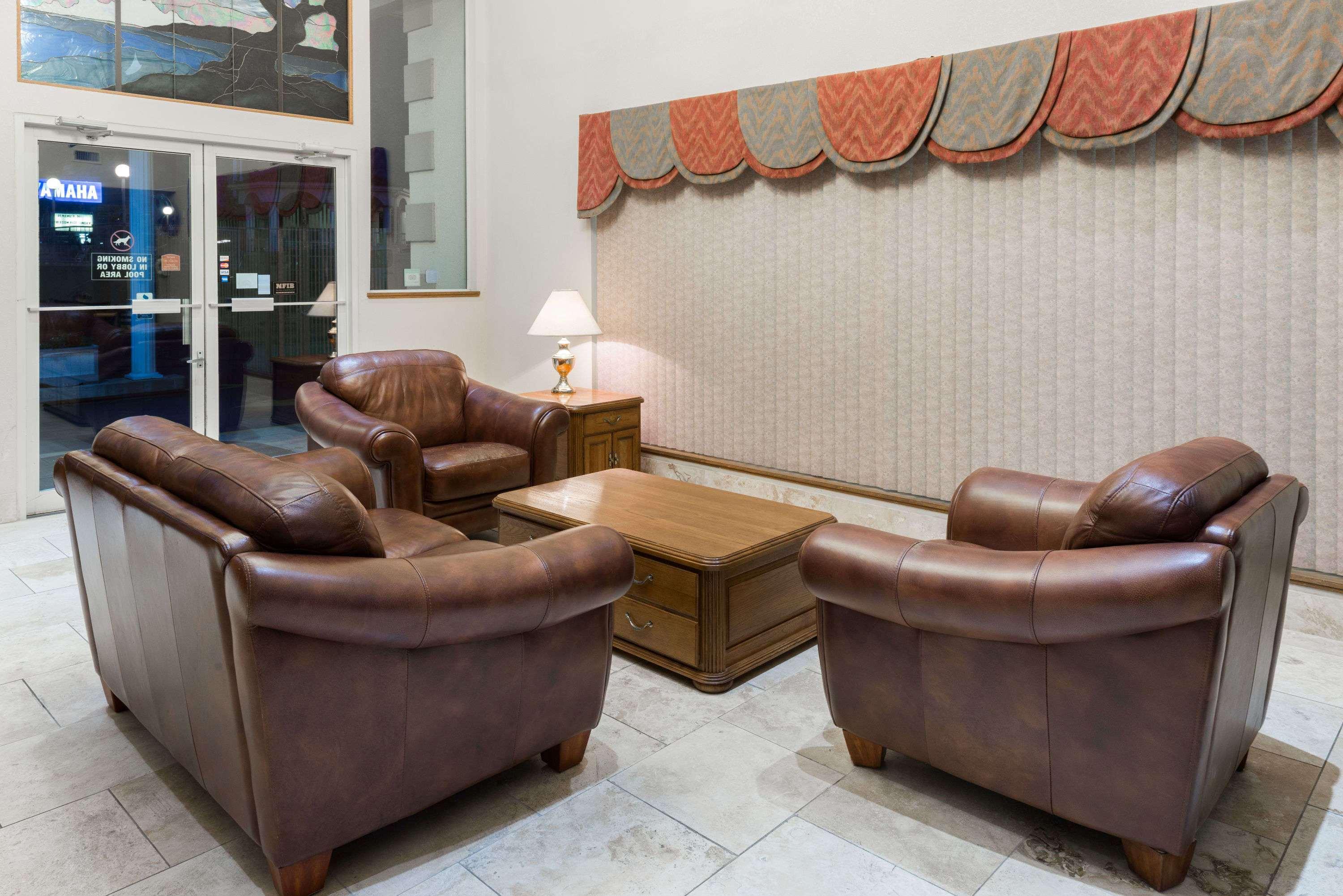 Vista Lobby Baymont by Wyndham Osage Beach