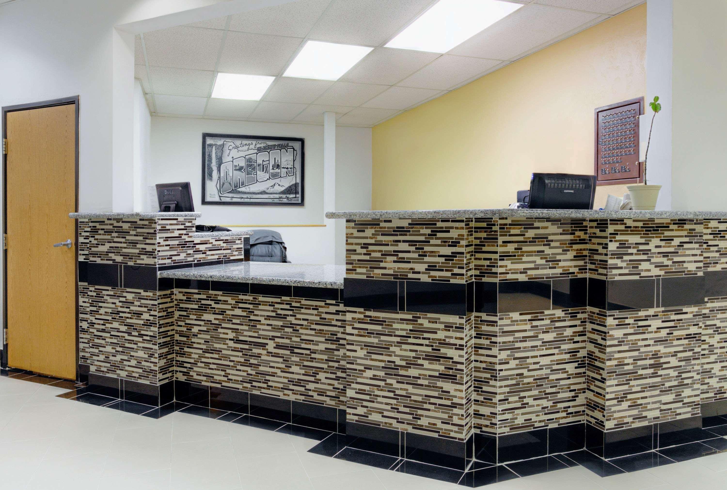 Vista Lobby Super 8 by Wyndham Klamath Falls