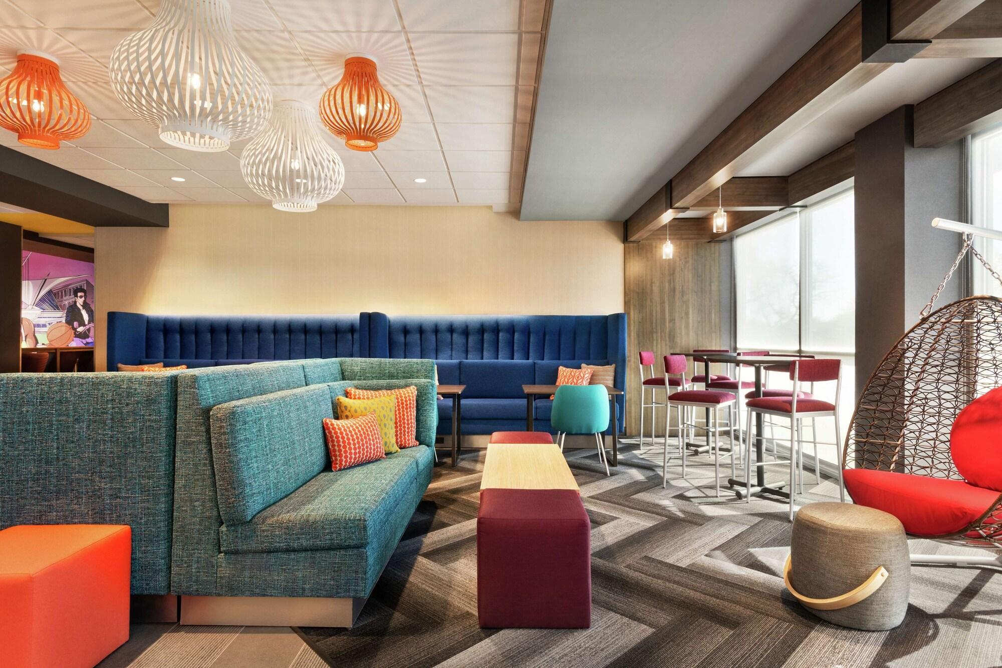 Vista Lobby Tru By Hilton Milwaukee Brookfield