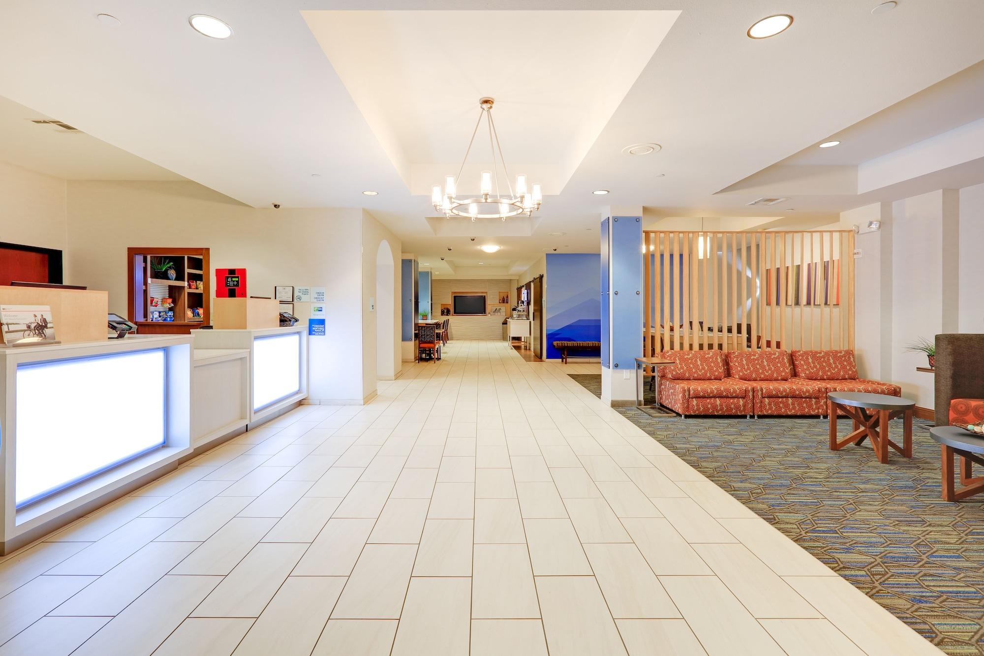Vista Lobby Holiday Inn Express Hotel & Suites Burleson/Ft. Worth by IHG