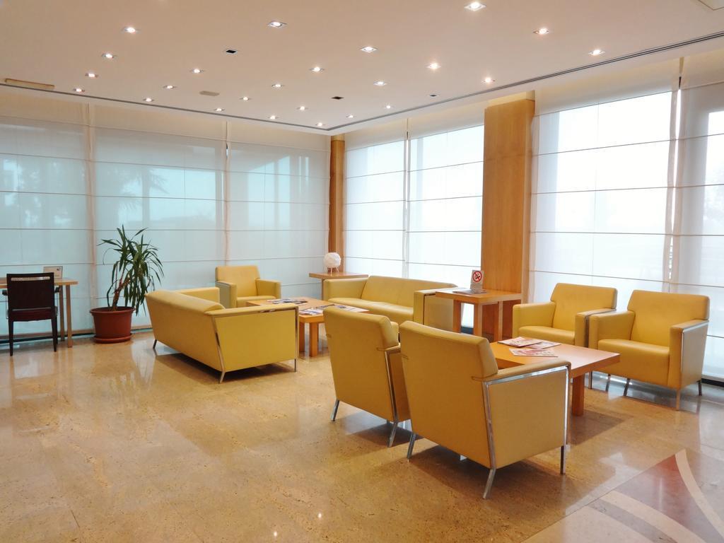 Vista Lobby Tiffany Milano