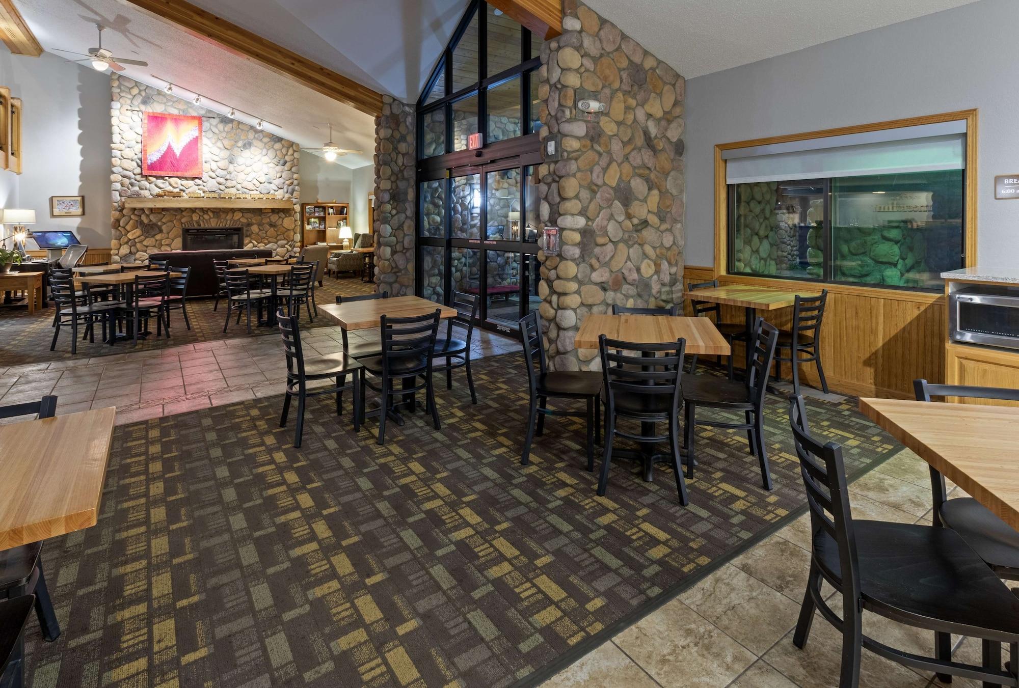 Restaurant Black Beach Inn by GrandStay
