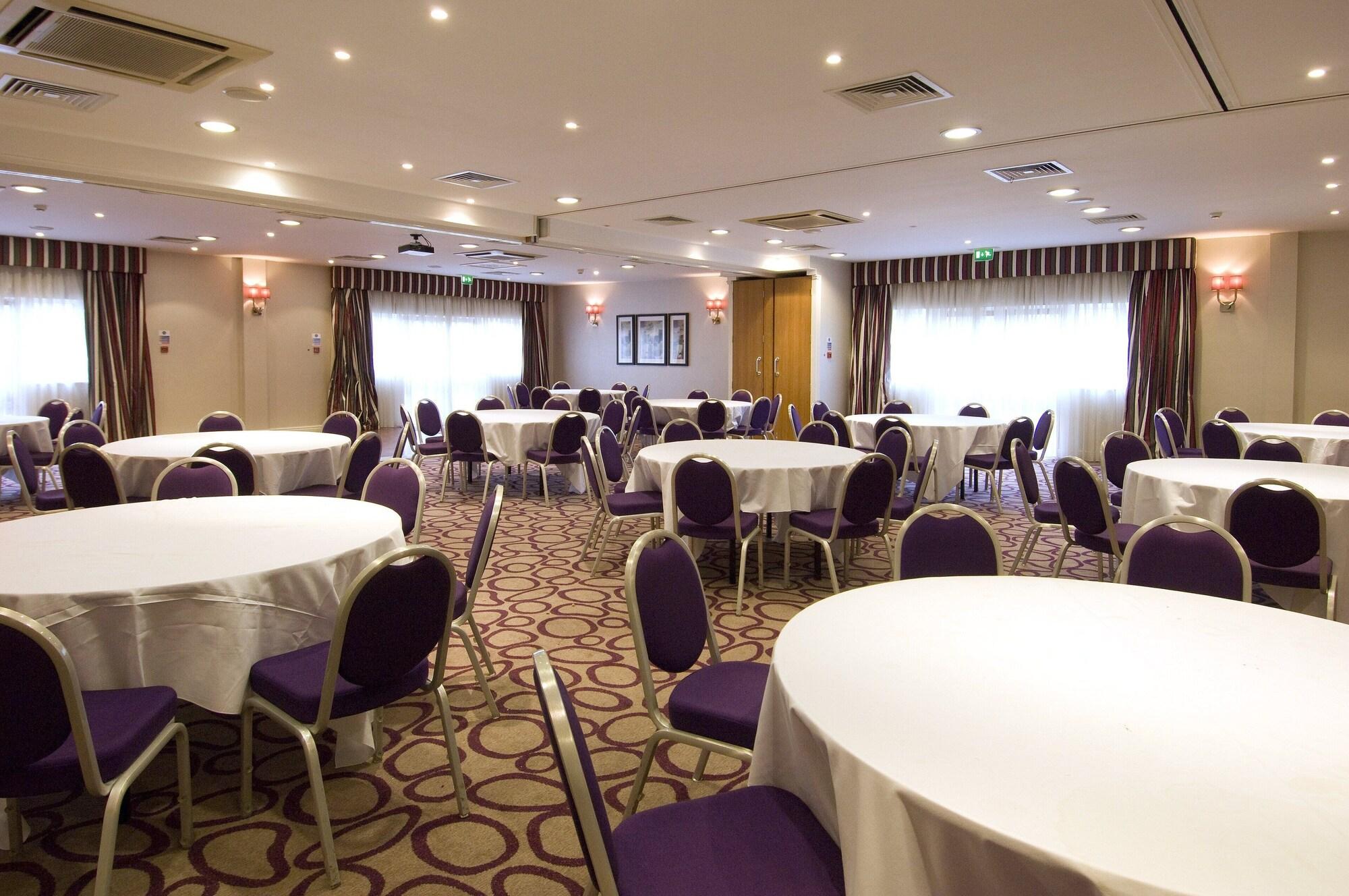 Sala de Reuniones Premier Inn Manchester Old Trafford