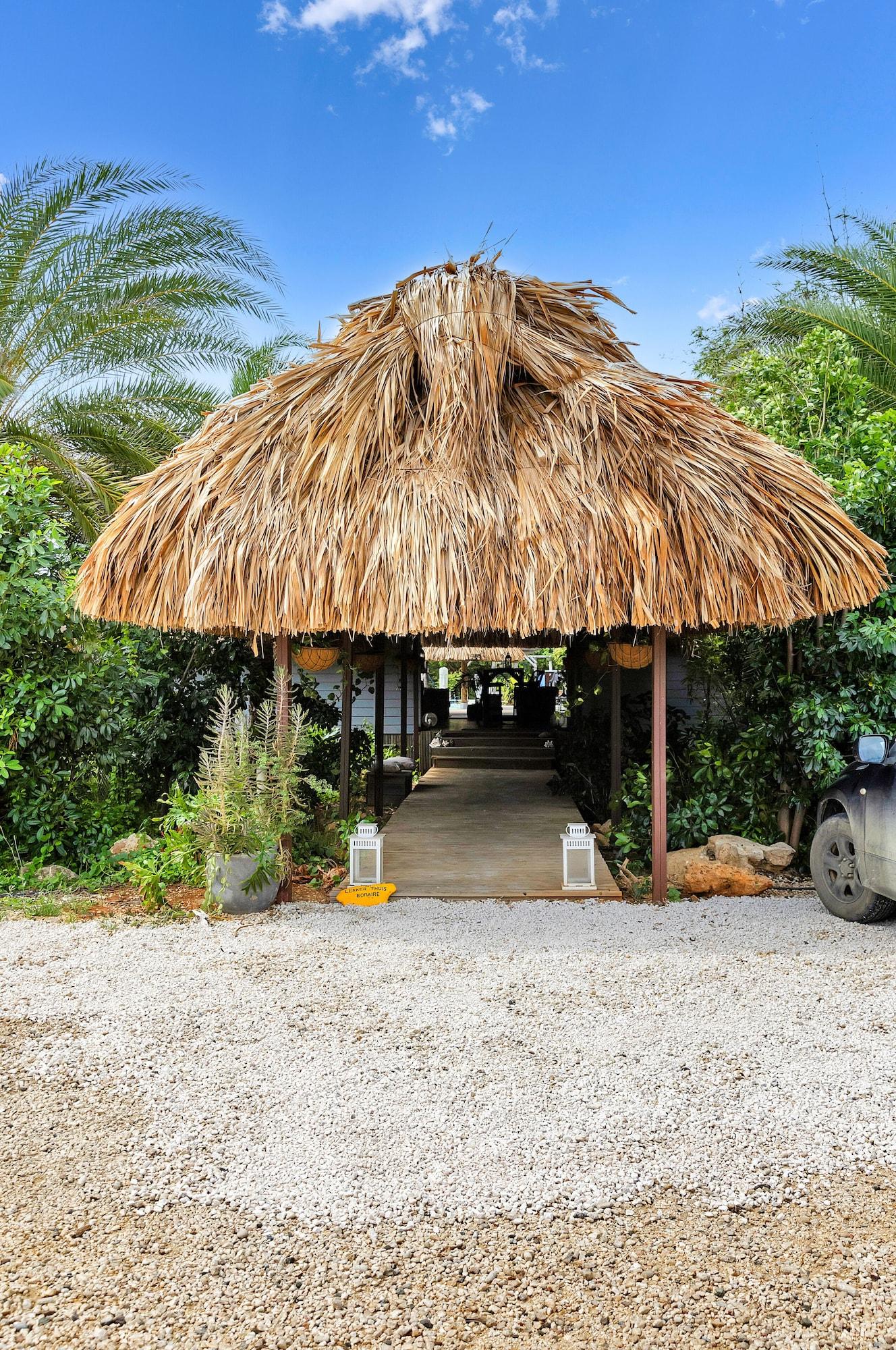 Vista Exterior Red Palm Village