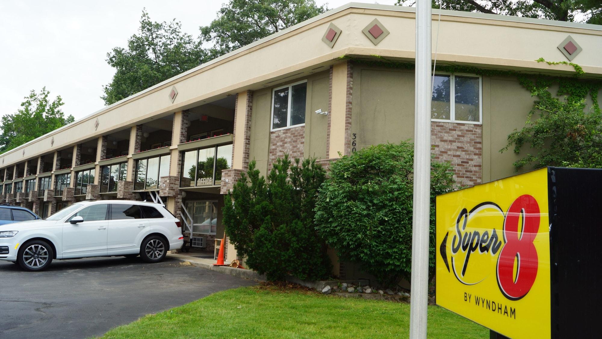 Vista Exterior Super 8 by Wyndham Traverse City