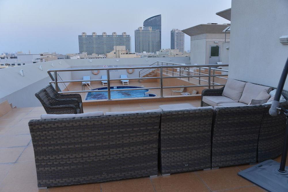 Vista Piscina Desert Rose Hotel Apartments