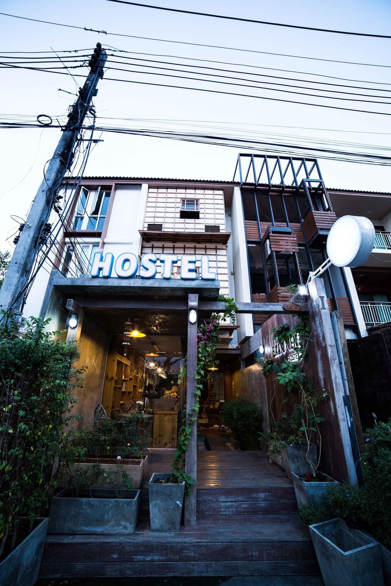 Varios Baan Mek Hostel