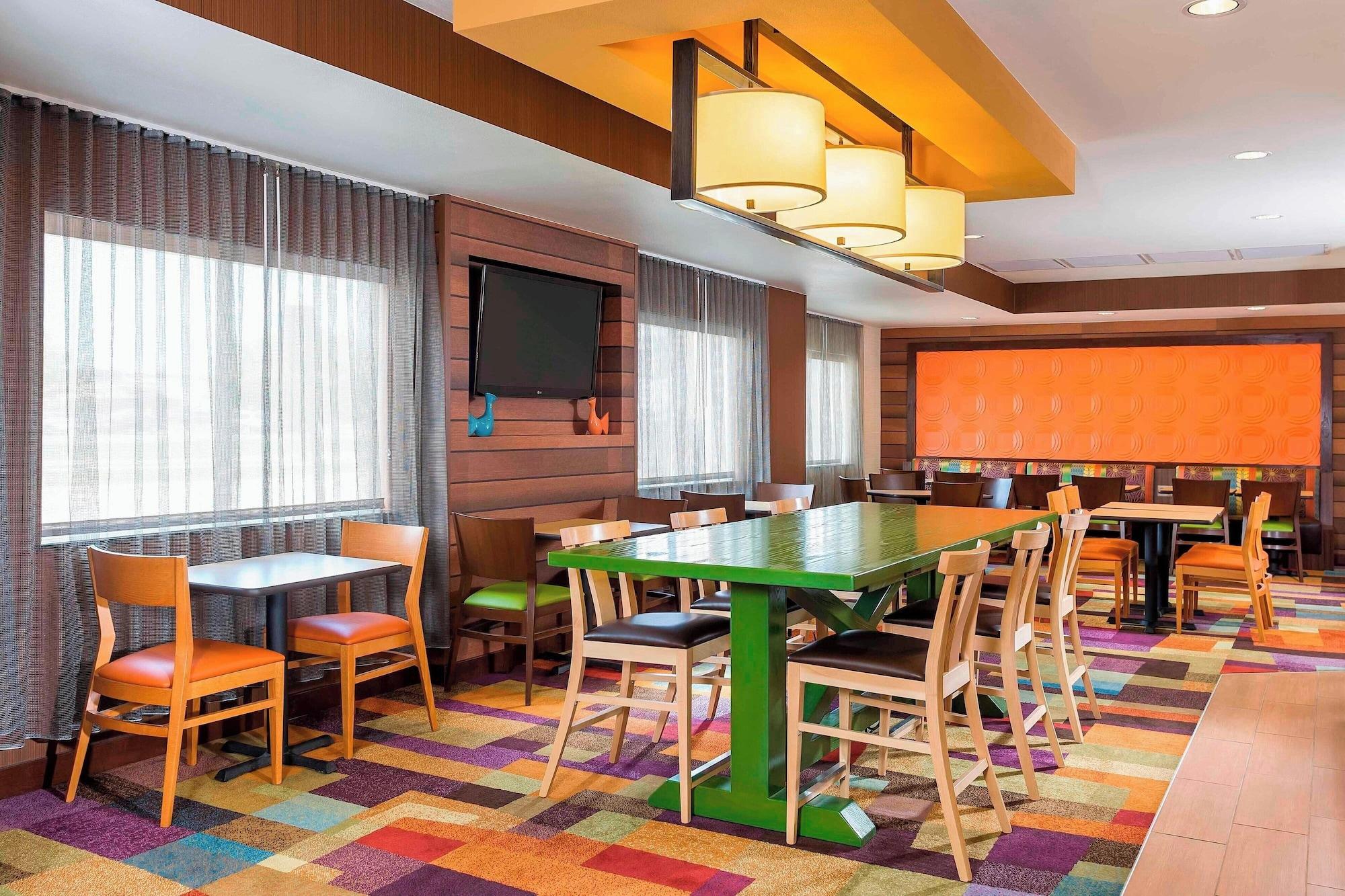 Vista Lobby Fairfield Inn & Suites Holland