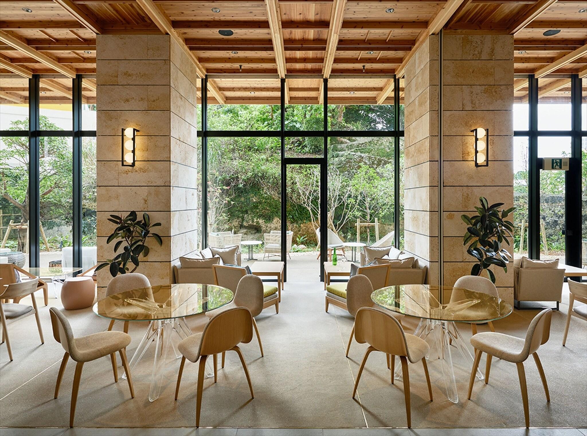 Bar/Salón Hotel Strata Naha