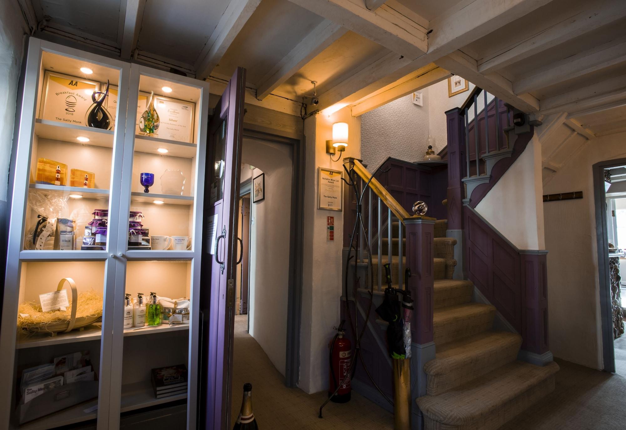 Vista Lobby Salty Monk Hotel