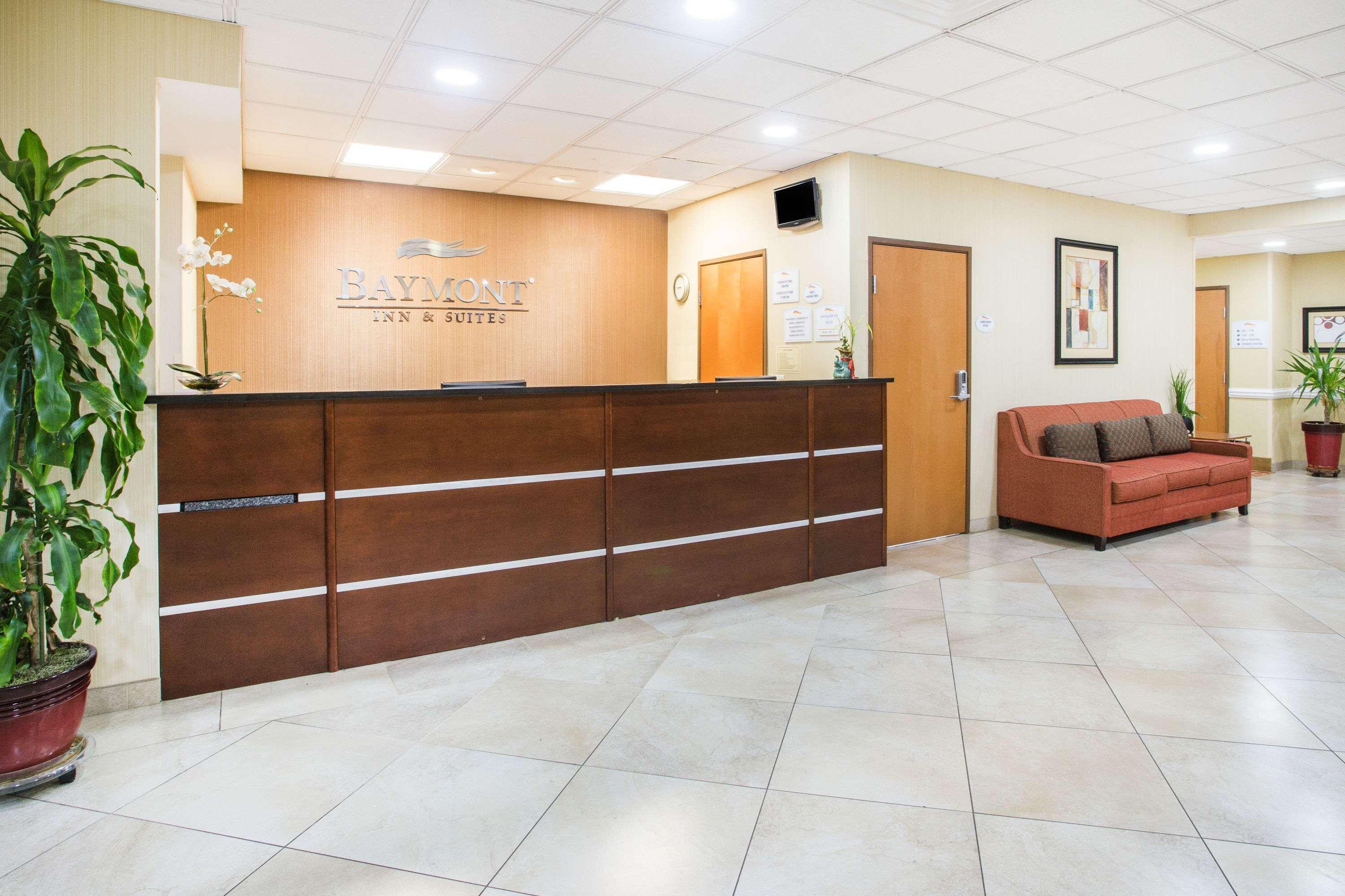 Vista Lobby Baymont by Wyndham Savannah South