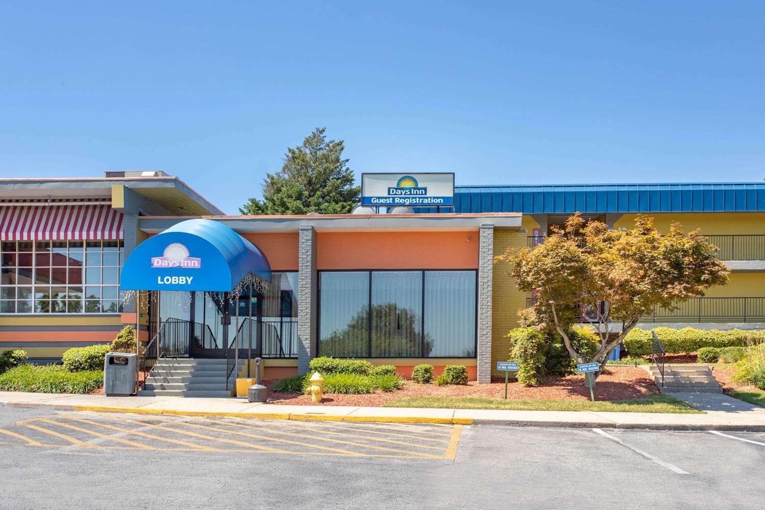 Vista Exterior Days Inn Baltimore West, Security Blvd.