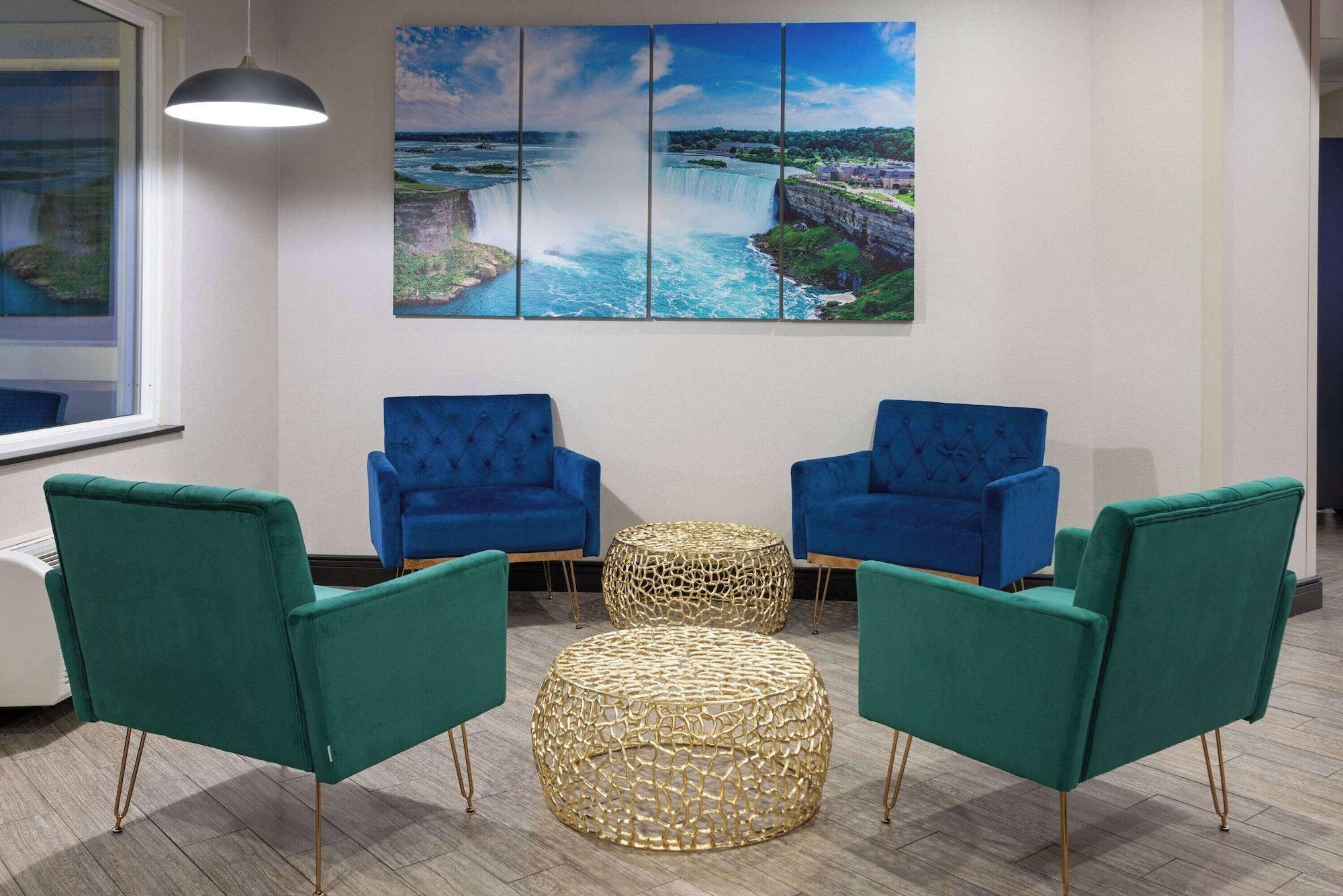 Vista Lobby La Quinta Inn by Wyndham Buffalo Airport