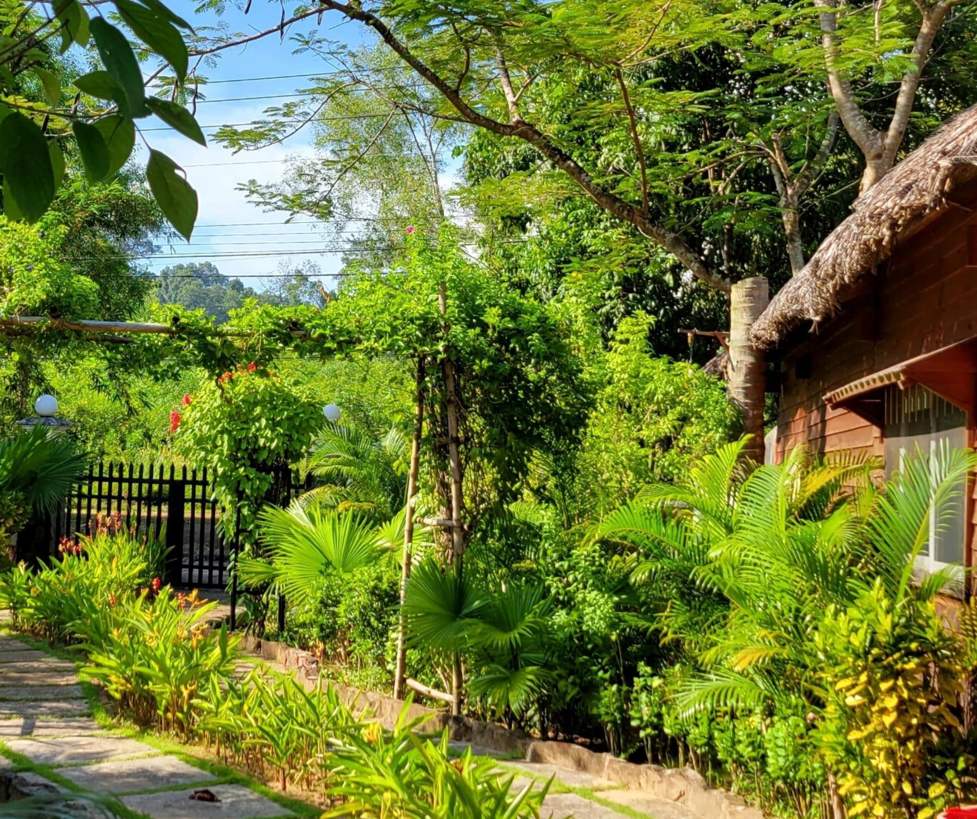 Vista Exterior Bamboo Cottages