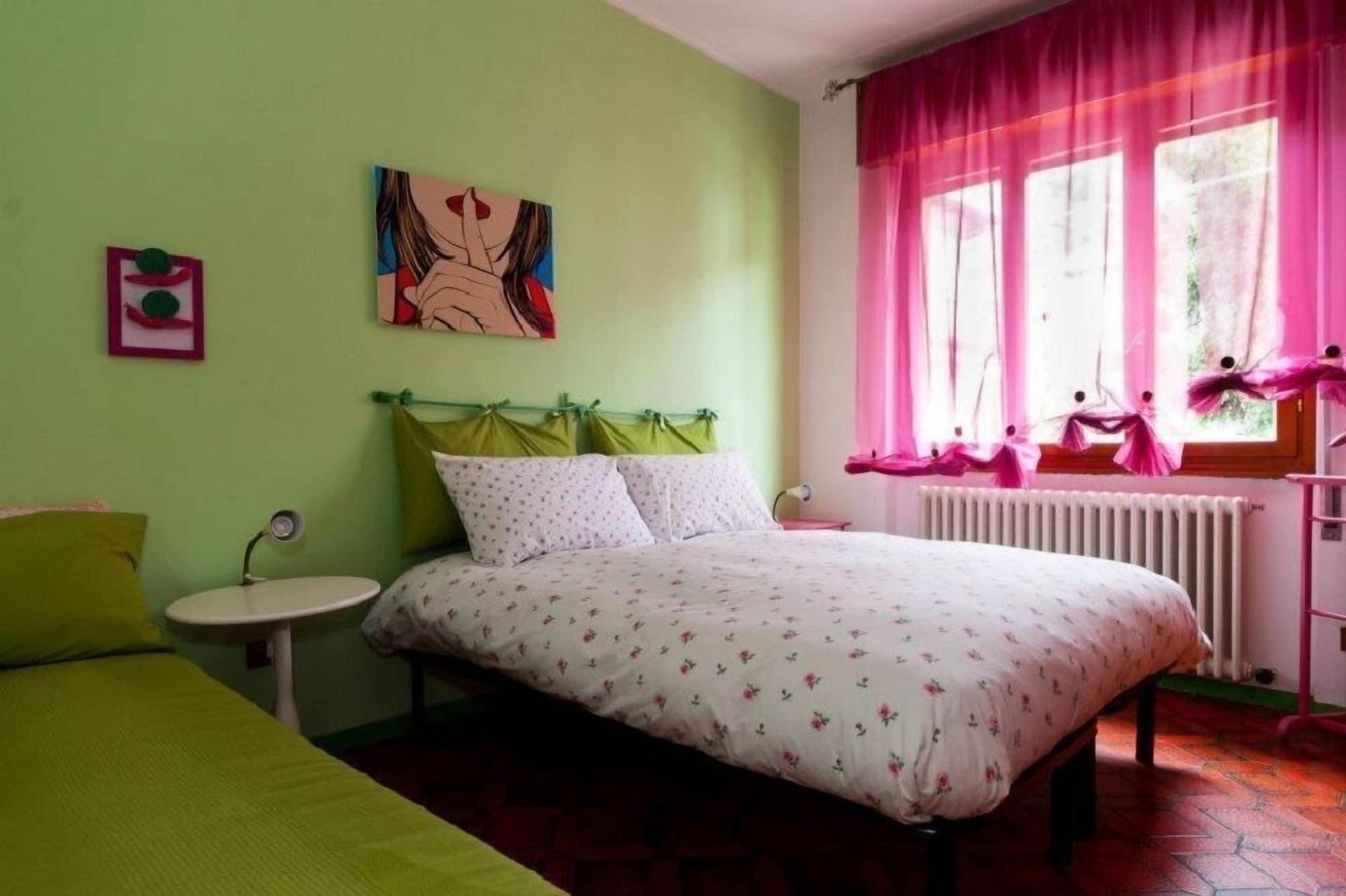 Varios Rainbow House