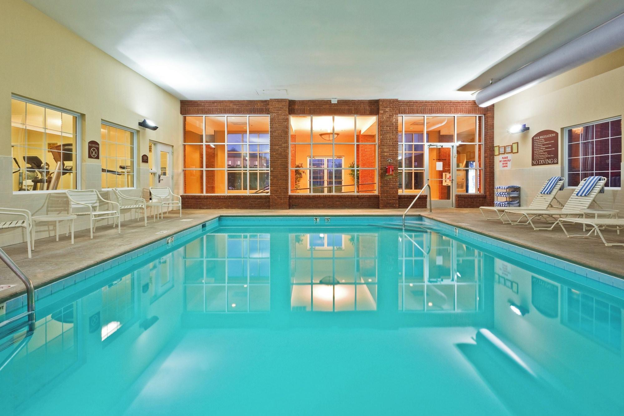 Vista Piscina Holiday Inn Express & Suites Manchester by IHG