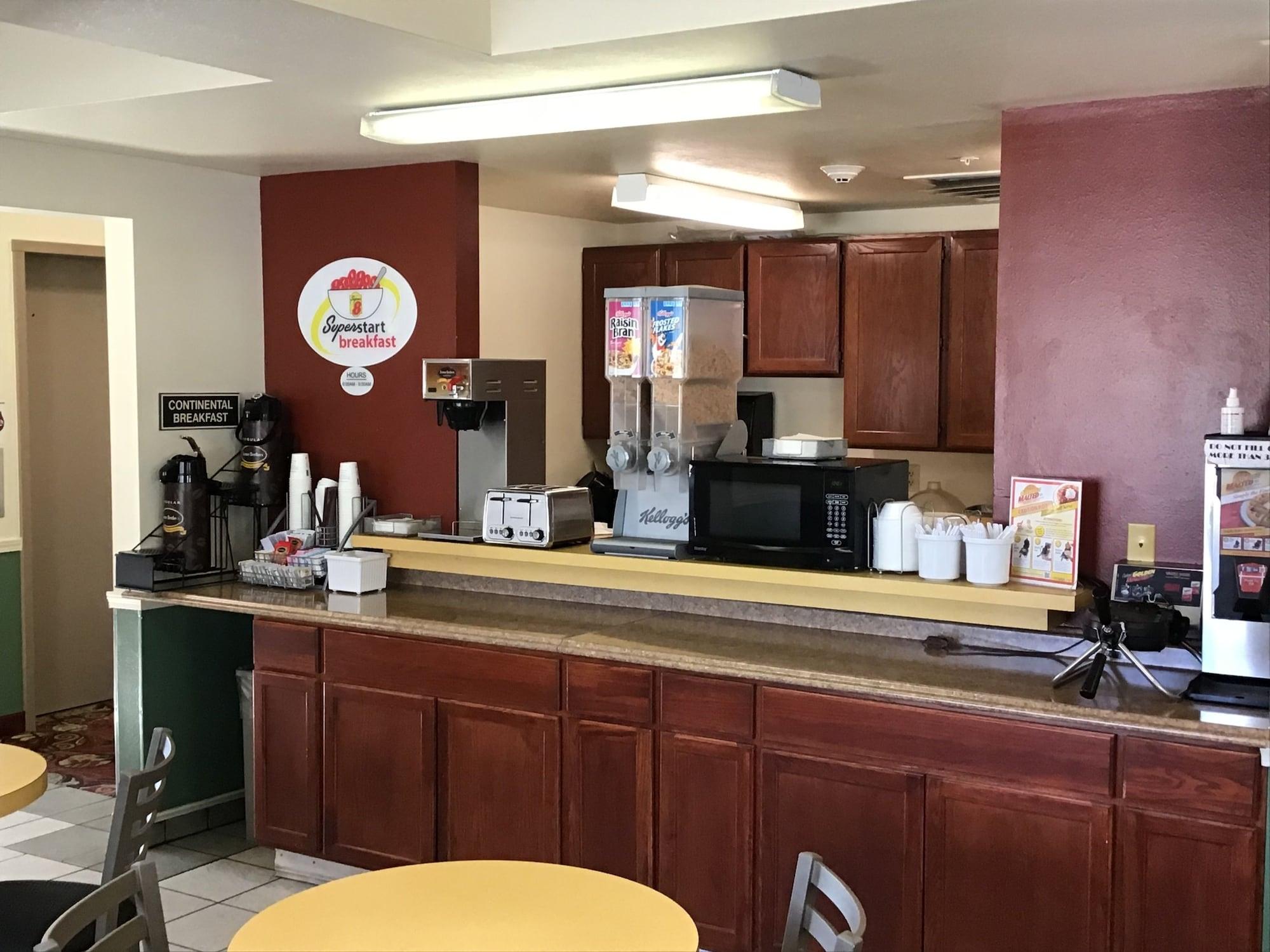 Restaurant Super 8 by Wyndham Salmon