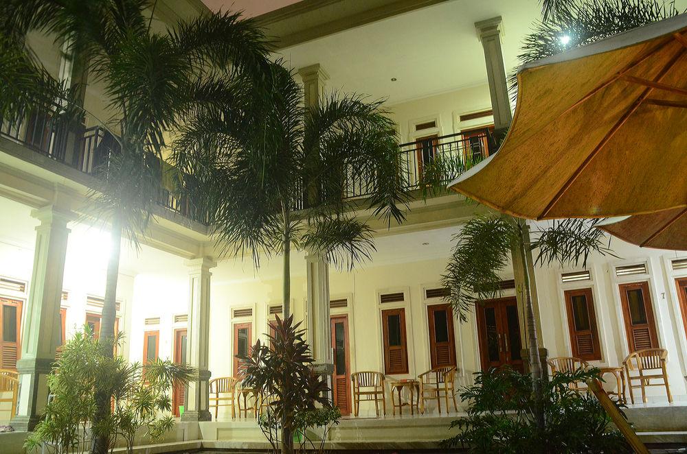 Vista Exterior Budget Door Legian Inn