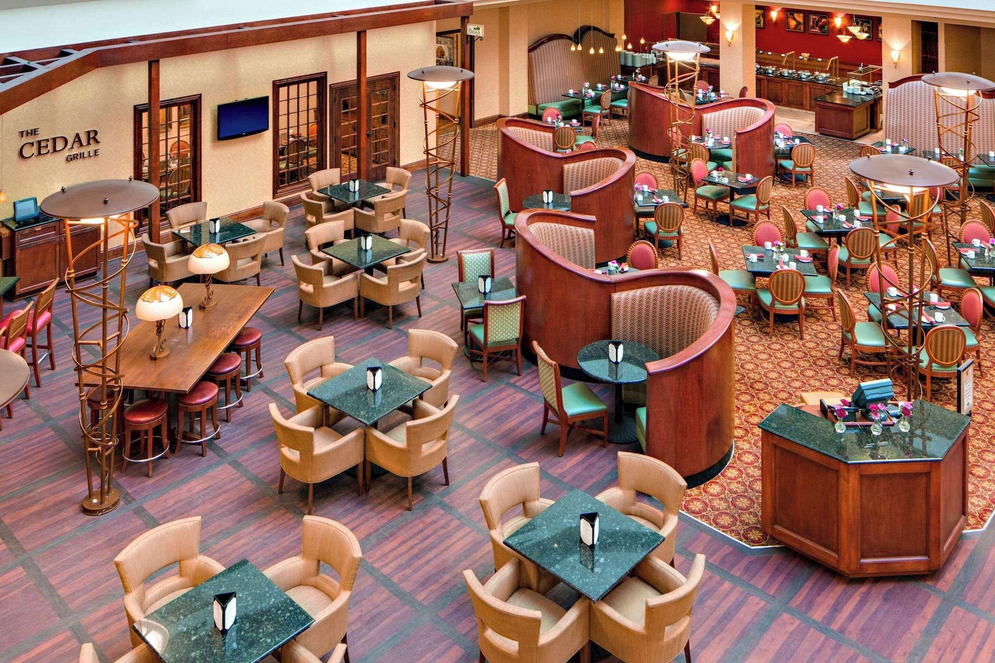 Vista Lobby Radisson Hotel Cedar Rapids
