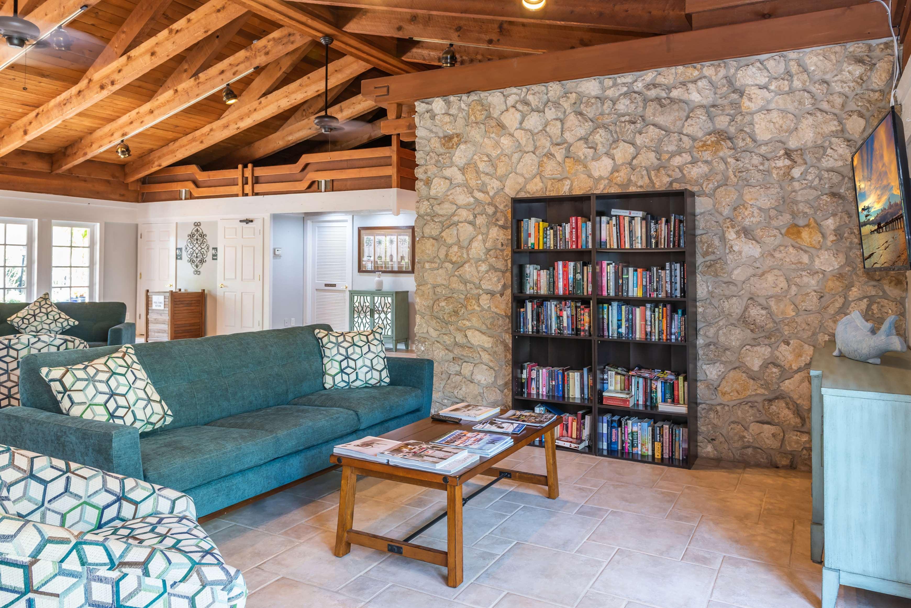 Vista Lobby Park Shore Resort