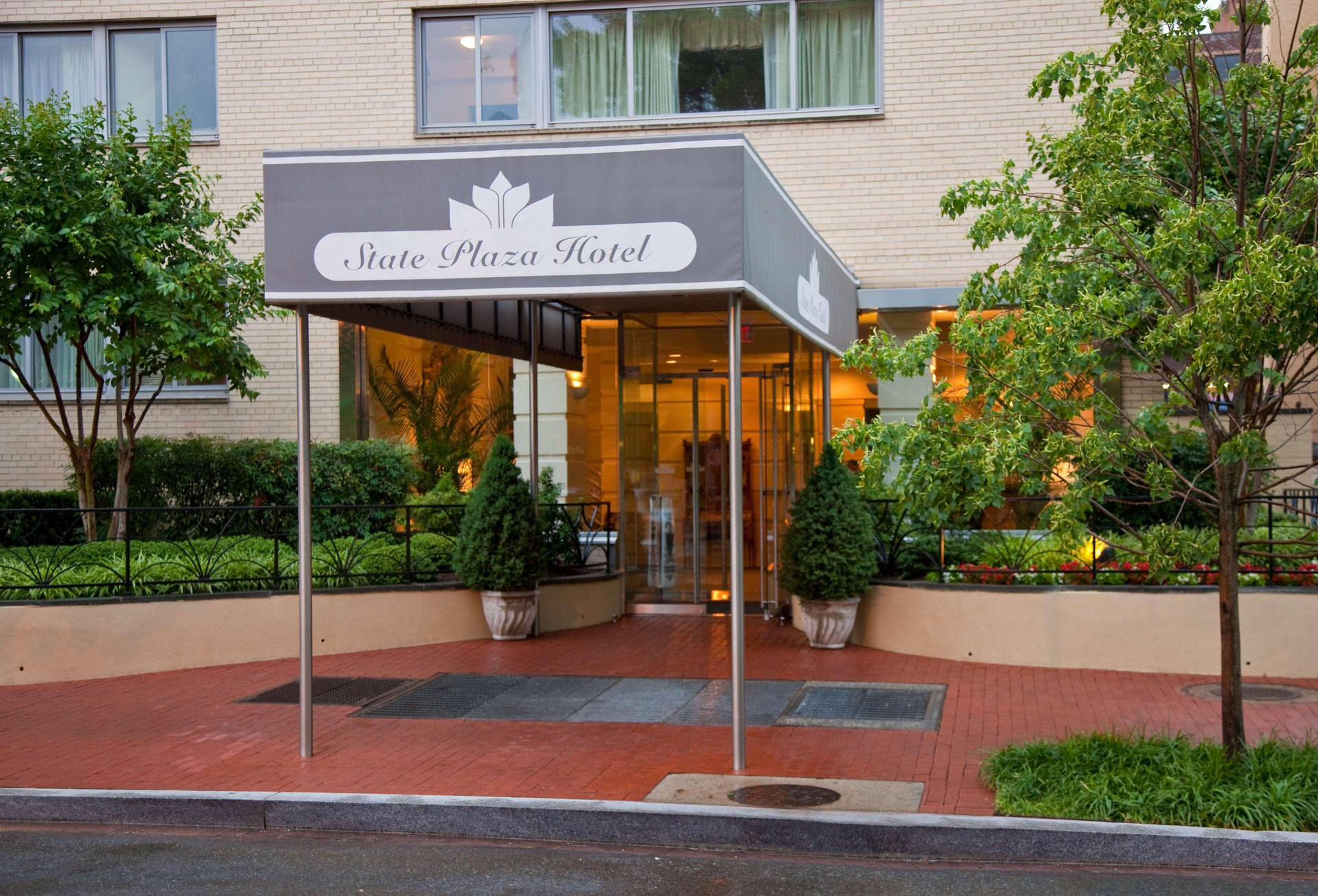 Vista Exterior State Plaza Hotel