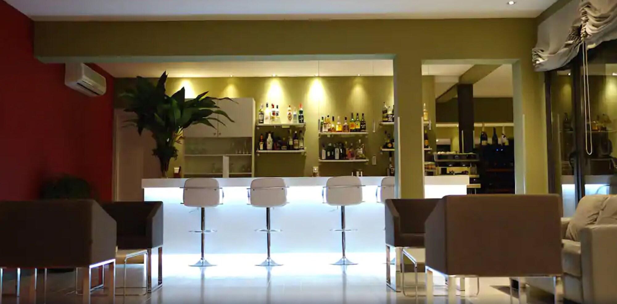 Bar/Salón Magno Suites