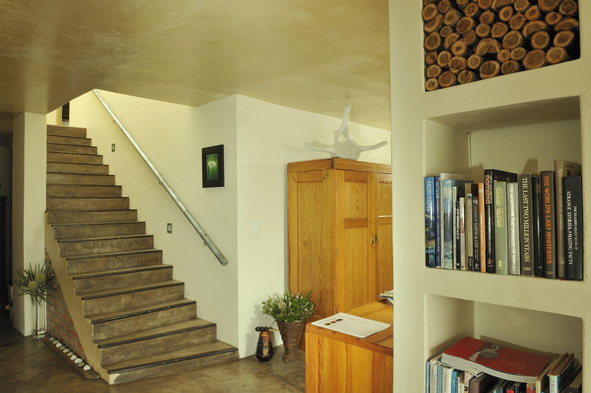 Varios Whalesong Lodge