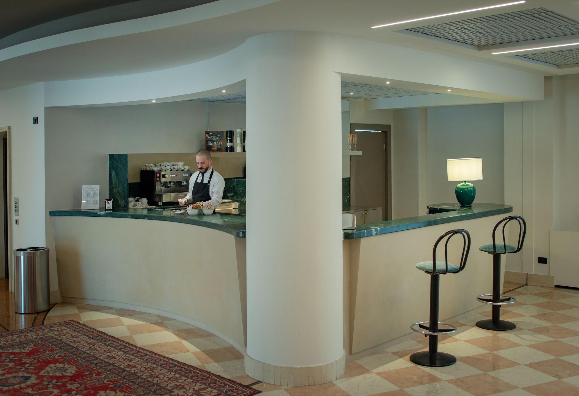 Bar/Salón Hotel President