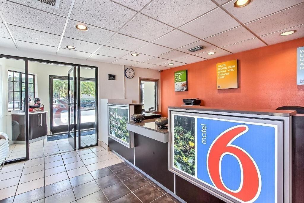 Vista Lobby Motel 6 Fremont, CA - North