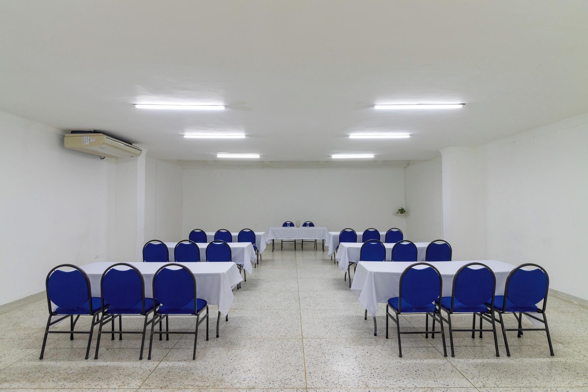 Sala de Reuniones Hotel Axis Inn By GEH Suites
