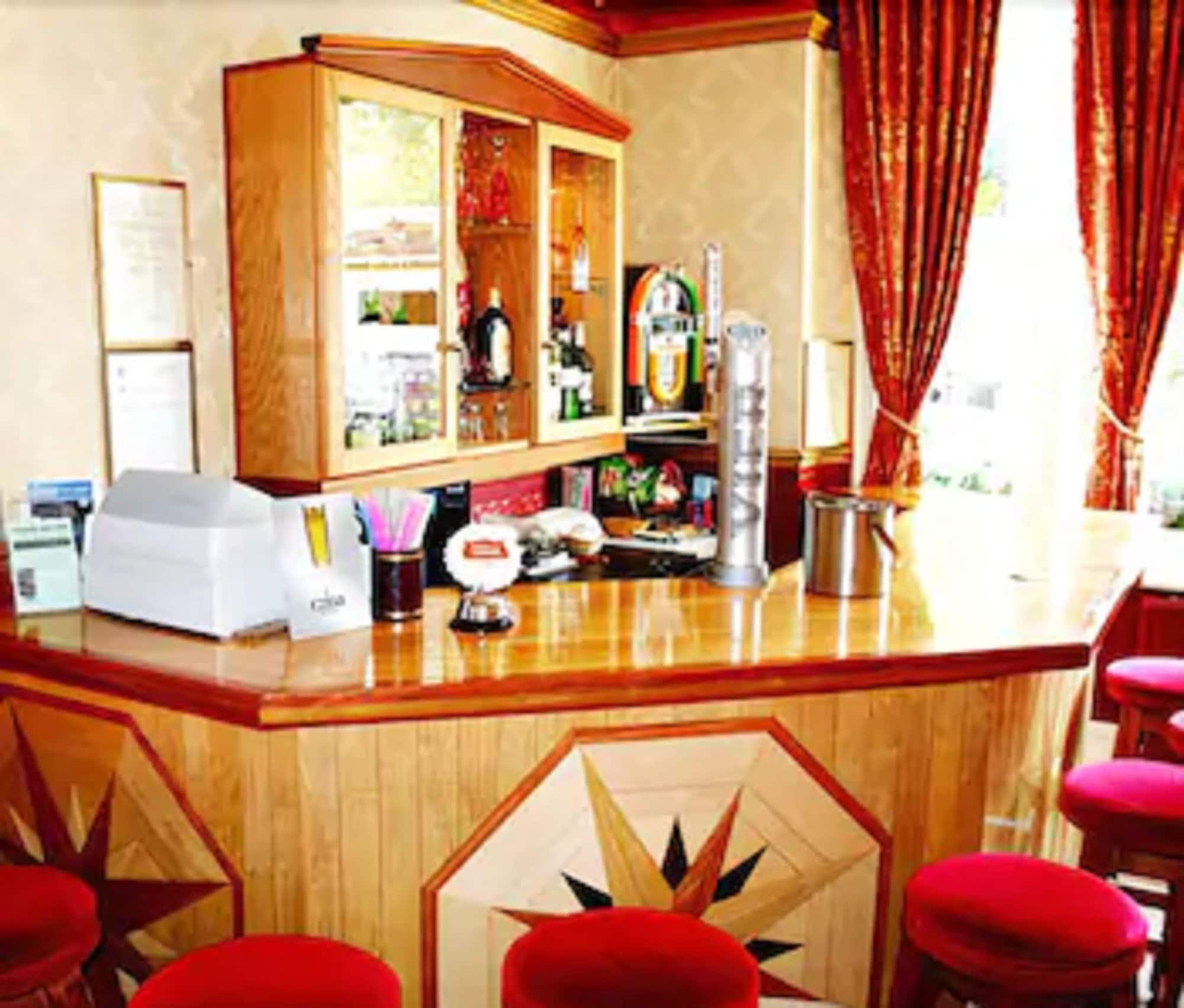 Bar/Salón The Ilfracombe House Hotel - near Cliffs Pavilion