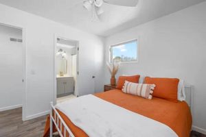 Alquiler Vacacional - Stay Lakeside! Serene and Stylish w/ Hot Tub, BBQ