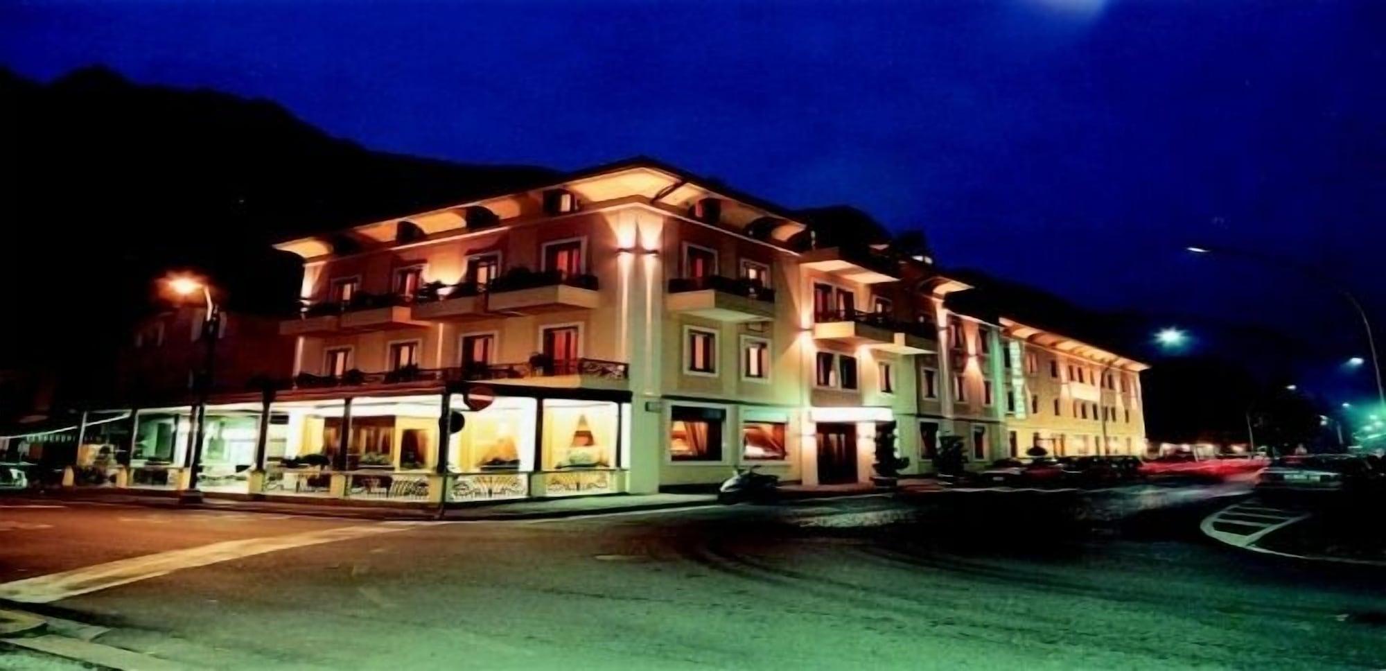 Vista Exterior Albergo Milano