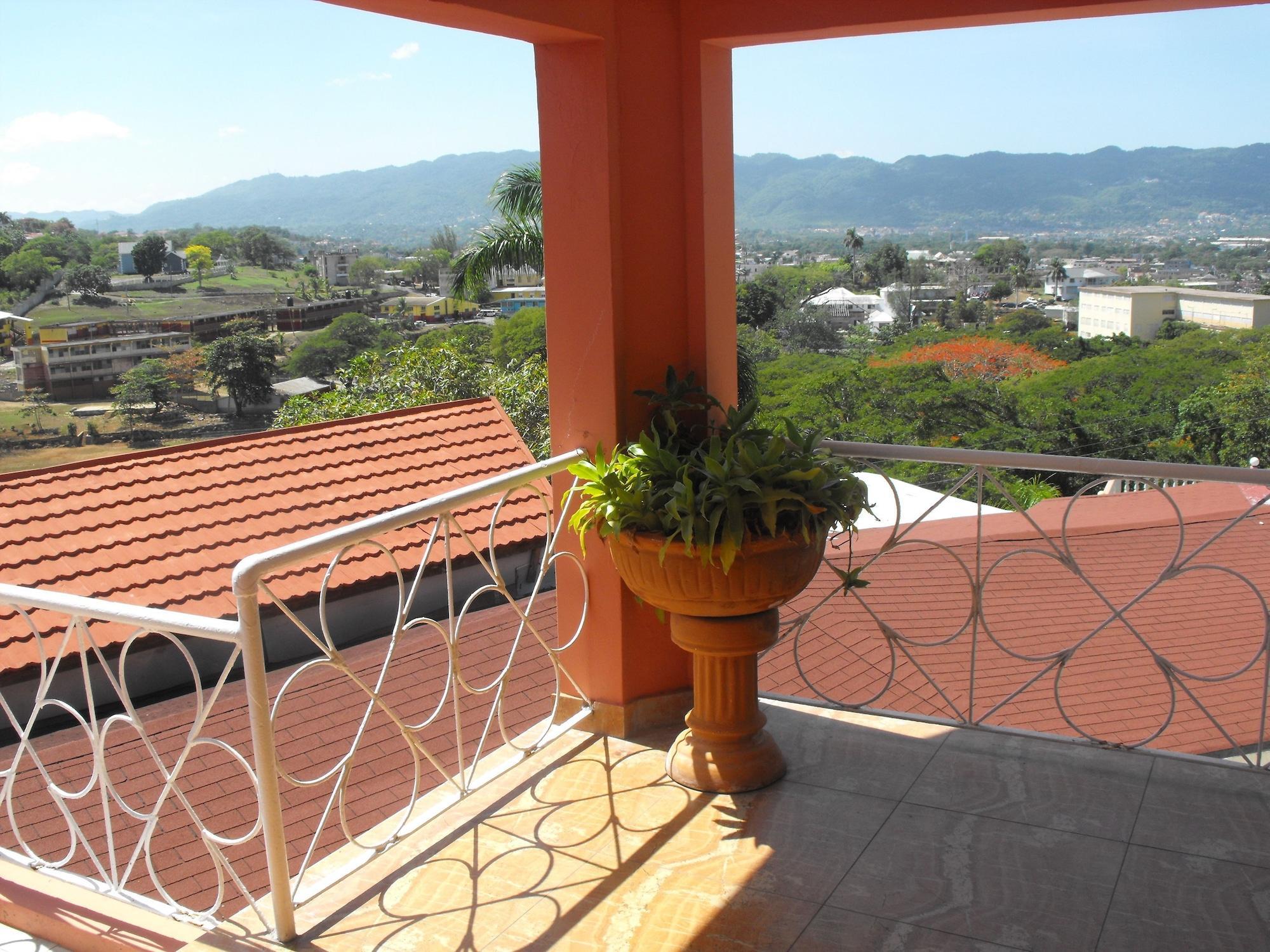 Varios Verney House Resort