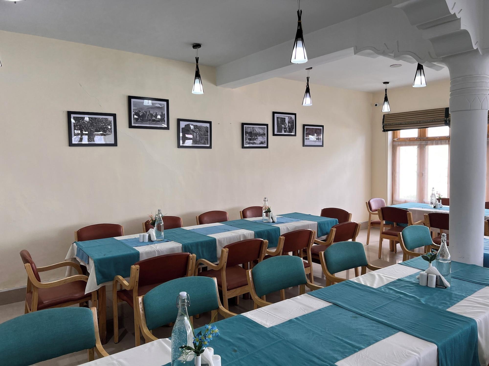 Restaurant Hotel New Glacier View