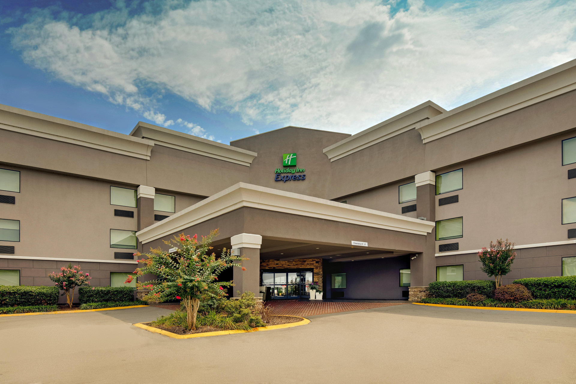 Vista Exterior Holiday Inn Express W-I40/Whitebridge Road by IHG
