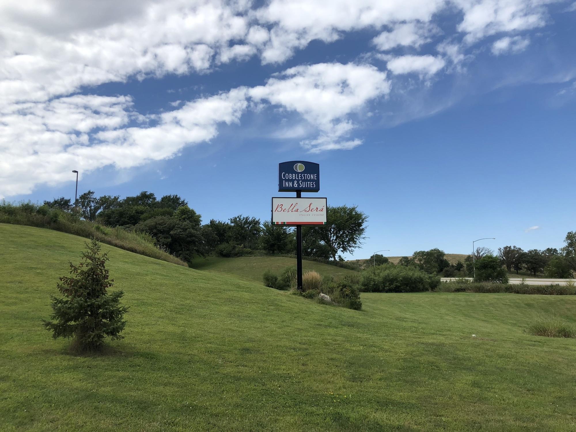 Vista Exterior Cobblestone Inn & Suites - Denison - Oak Ridge
