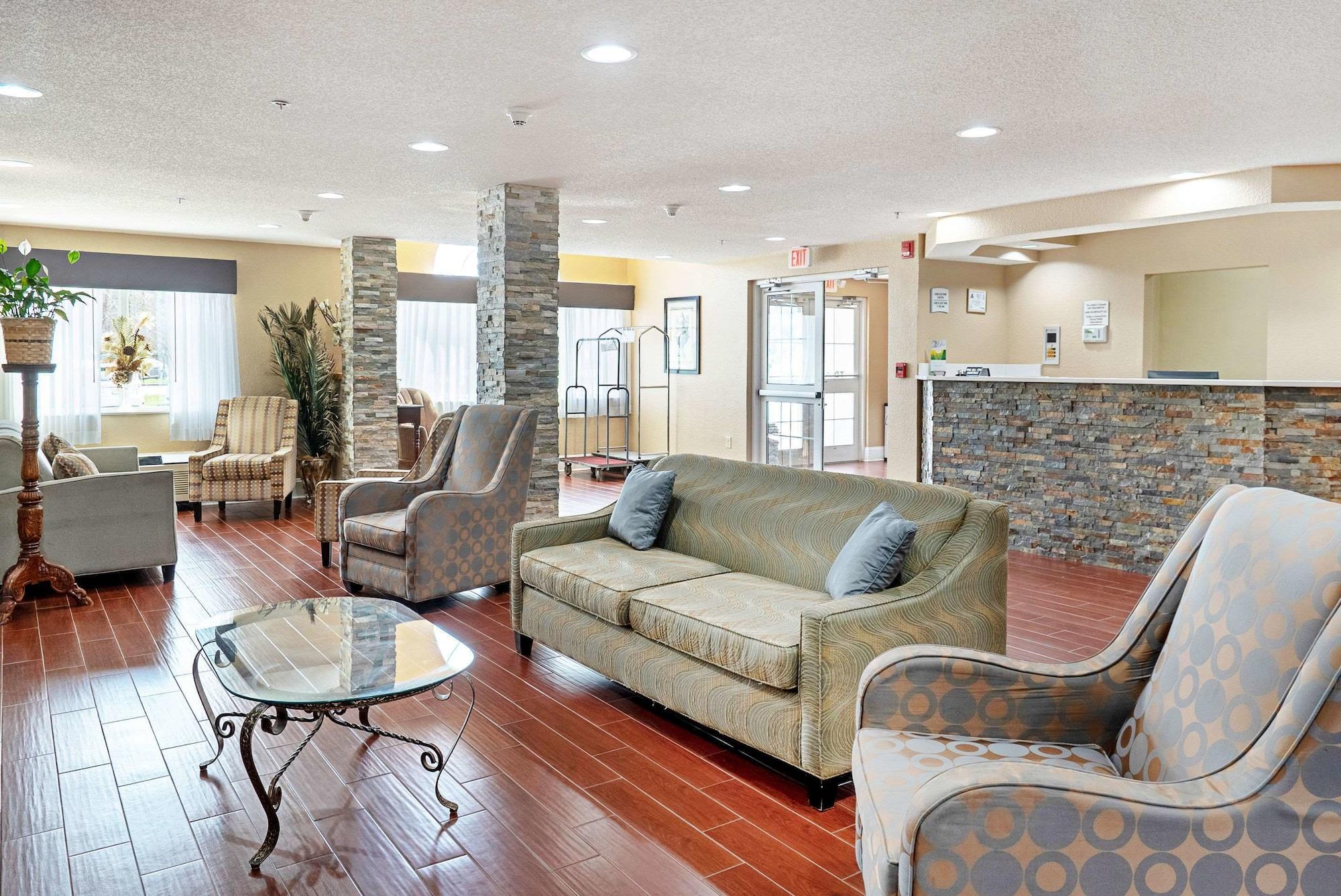 Vista Lobby Quality Inn & Suites Robbinsville
